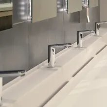 żywice w produkcji wyposażenia łazienek