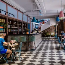 Księgarnia i kawiarnia BIG BOOK CAFE pomalowana farbami Tikkurila