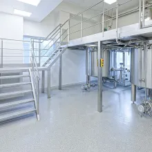 posadzka żywiczna w hali produkcyjnej