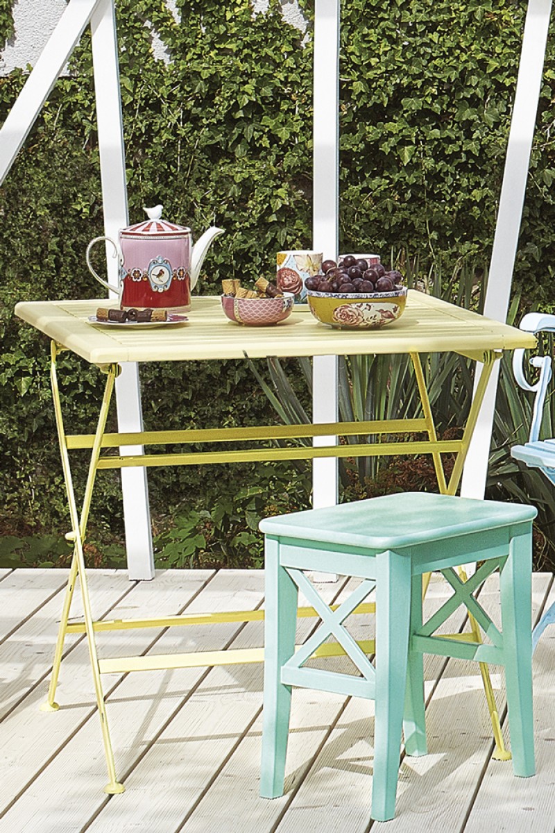 Stół i krzesło ogrodowe pomalowane farbami do mebli drewnianych w odcieniach pasteli Tikkurila
