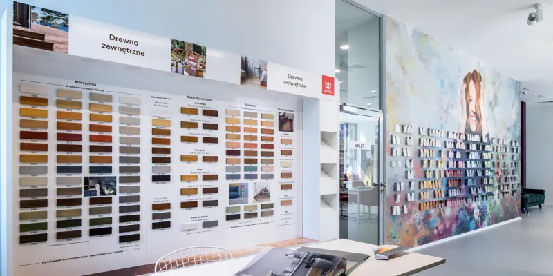 Showroom Tikkurila w Warszawie i próbki kolorów na drewno.