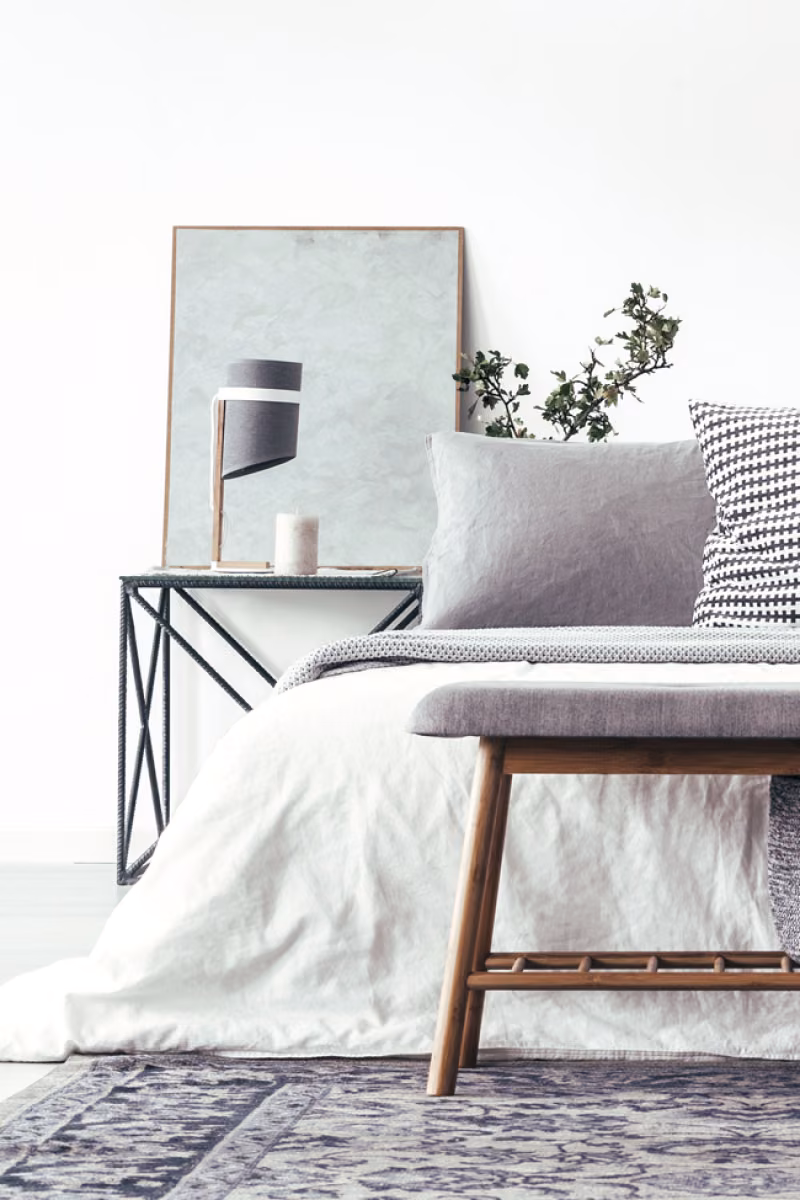 Inspiracja wnętrza - sypialnia w tonacji Off-white - kolor Mist