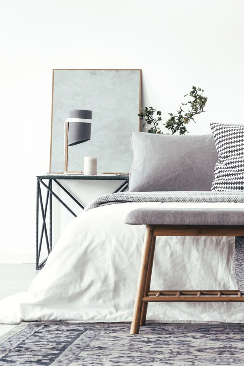 Inspiracja wnętrza - sypialnia w tonacji Off-white - kolor Mist