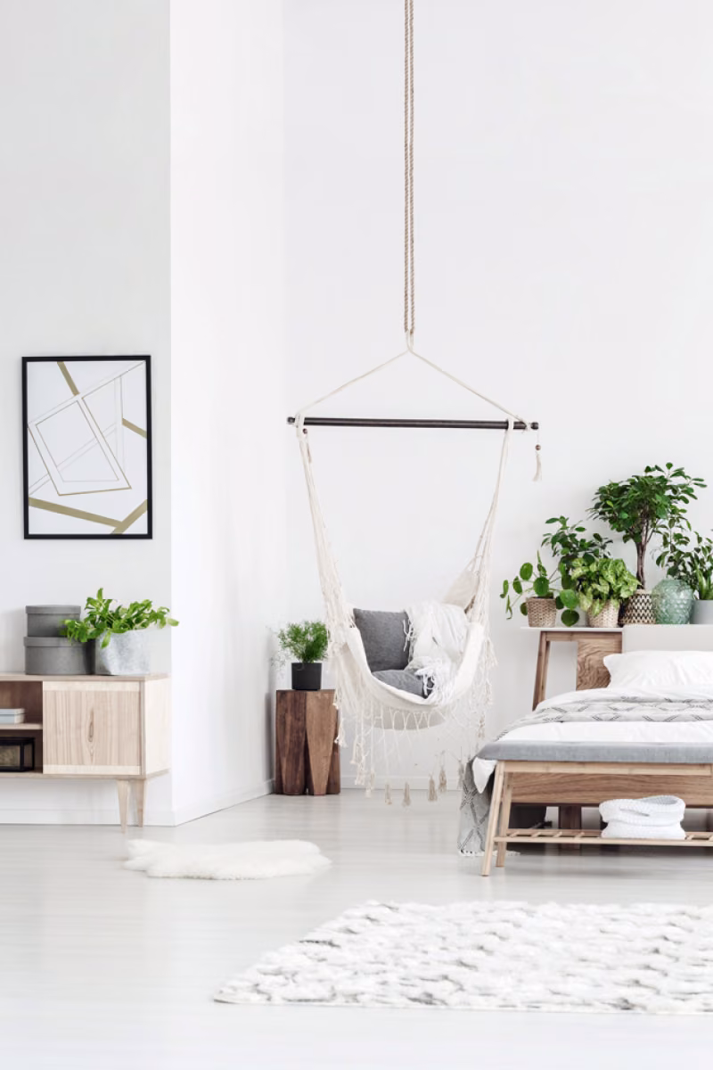Sypialnia w tonacji Off-white ze ścianą w kolorze White