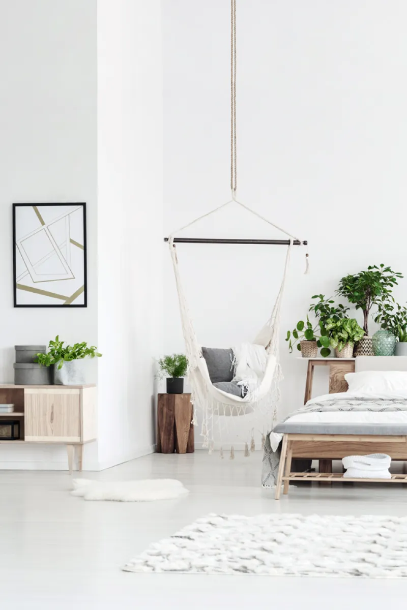 Sypialnia w tonacji Off-white ze ścianą w kolorze White