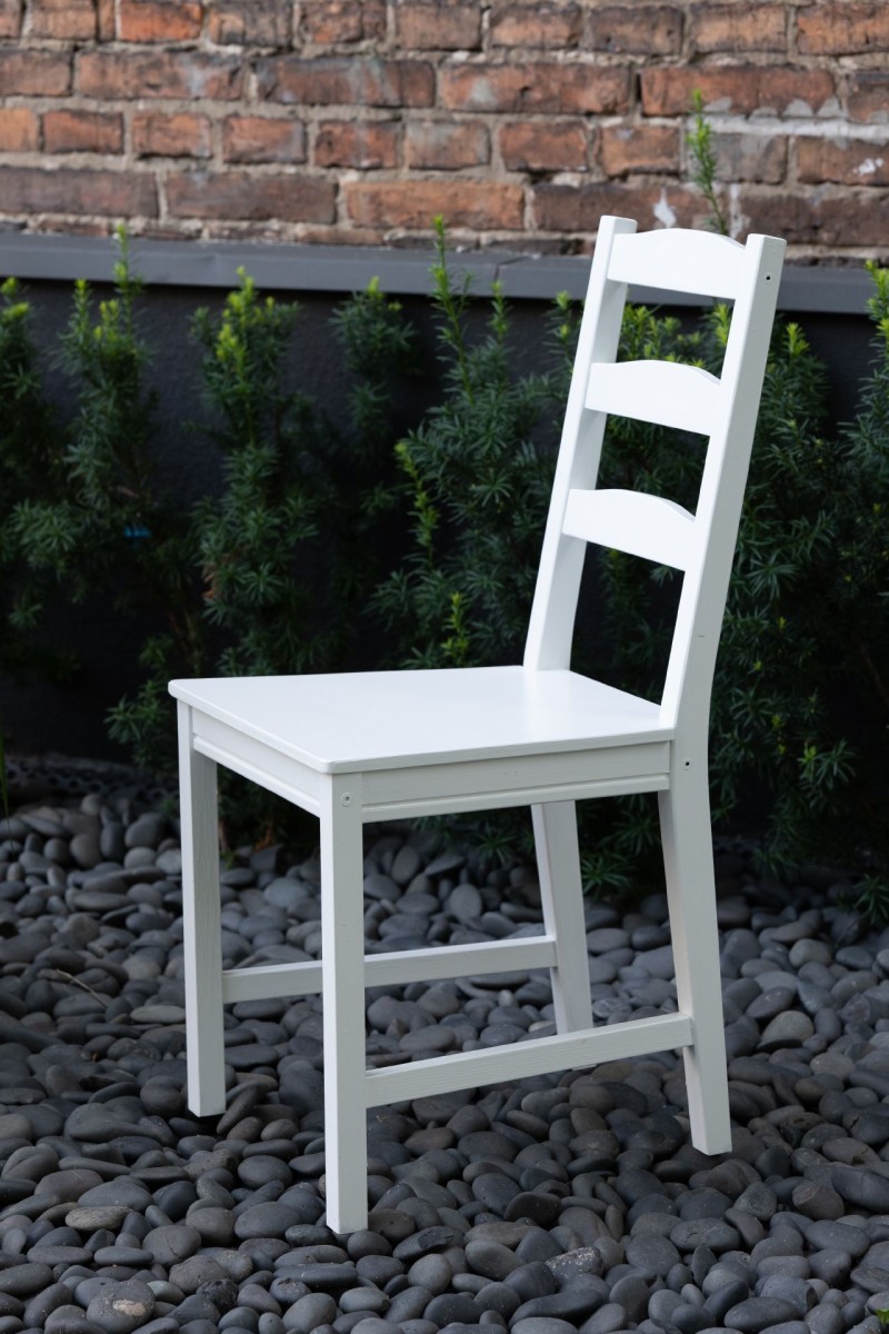 krzesło pomalowane na biało emalią Tikkurila Everal Aqua Semi Matt 40