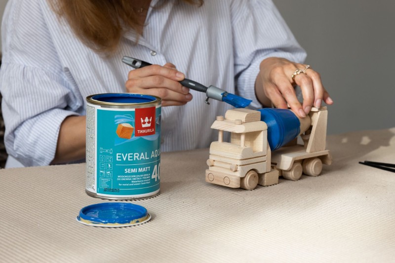 malowanie drewnianej zabawki Tikkurila Everal Aqua 