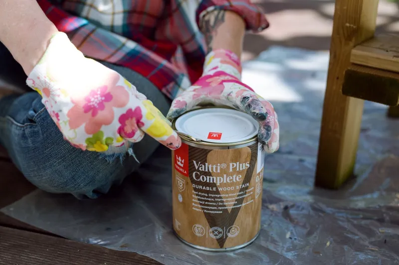 Ula Pedantula maluje lakierobejcą Tikkurila Valtti Plus Complete