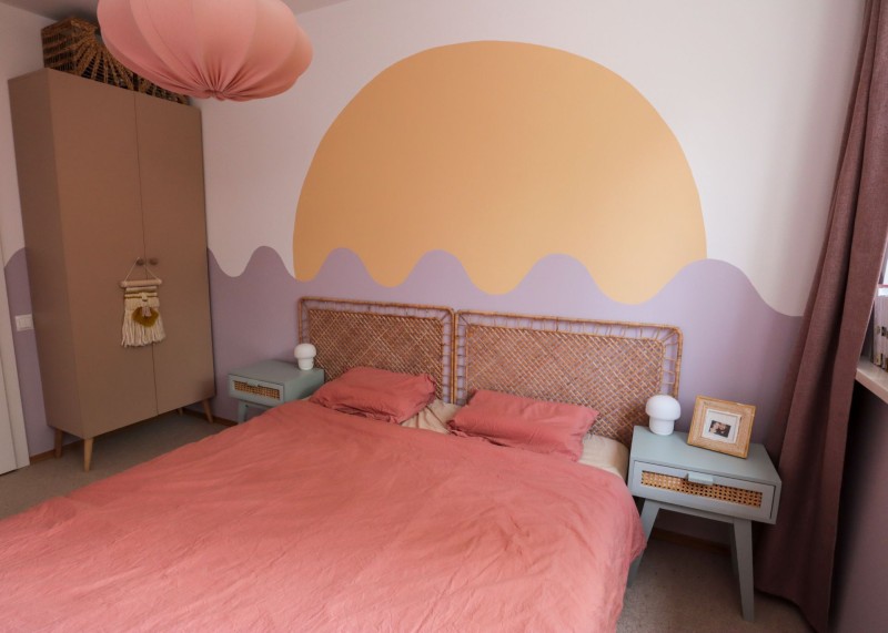 ściana w sypialni malowana farbą Tikkurila Optiva