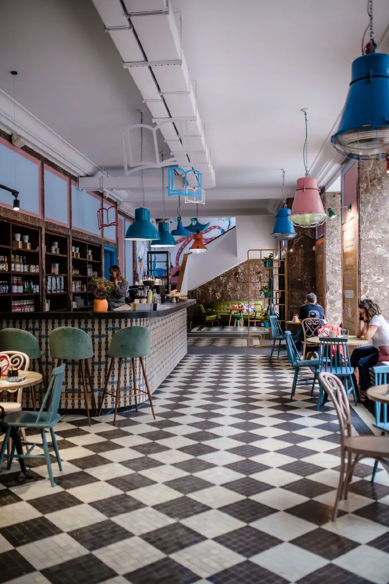 Księgarnia i kawiarnia BIG BOOK CAFE pomalowana farbami Tikkurila