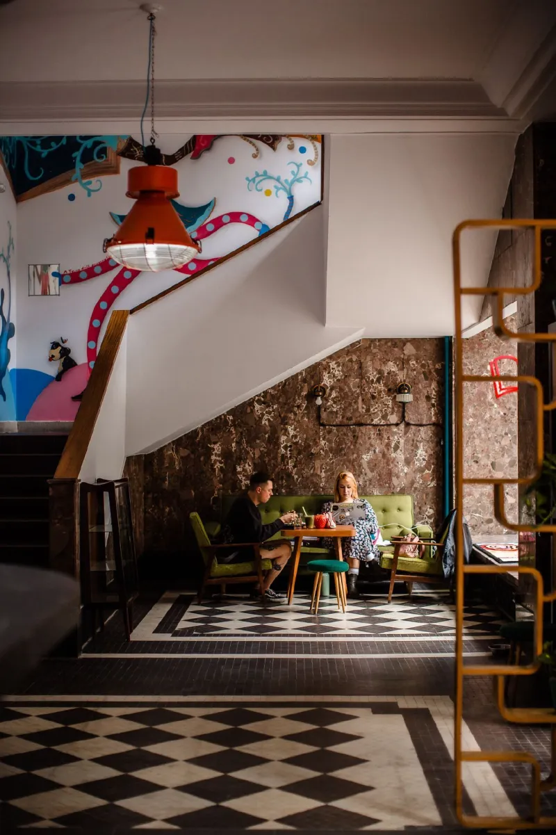 Księgarnia i kawiarnia BIG BOOK CAFE pomalowana farbami Tikkurila