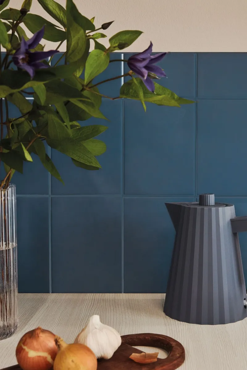 kafelki w kuchni pomalowane farbą do glazury Tikkurila Luja Ceramic Tiles