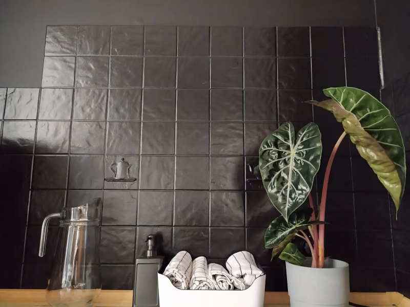 Płytki w kuchni pomalowane farbą do kafelków Tikkurila Luja Ceramic Tiles.