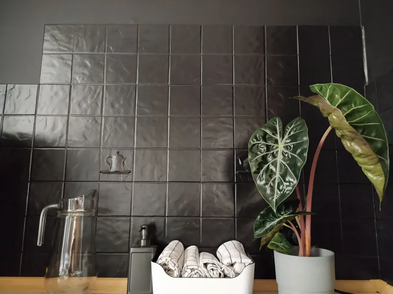 Płytki w kuchni pomalowane farbą do kafelków Tikkurila Luja Ceramic Tiles.
