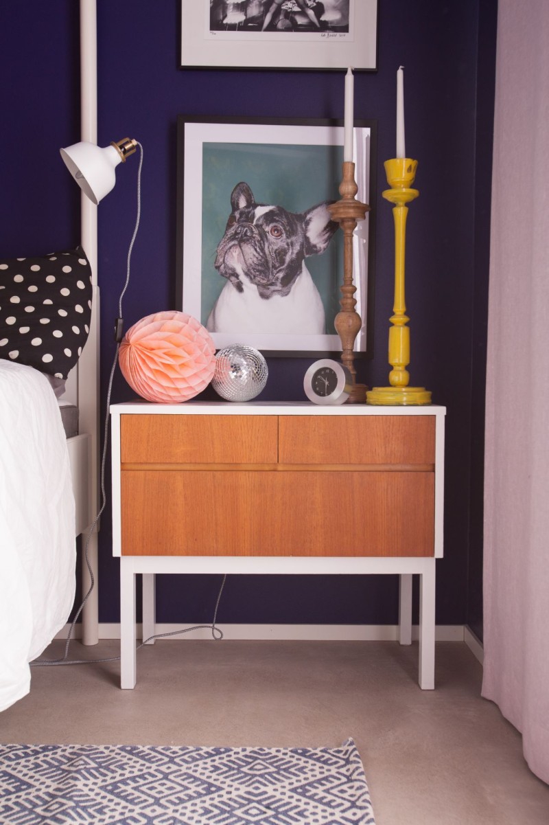 Stolik w sypialni malowany farbami Tikkurila