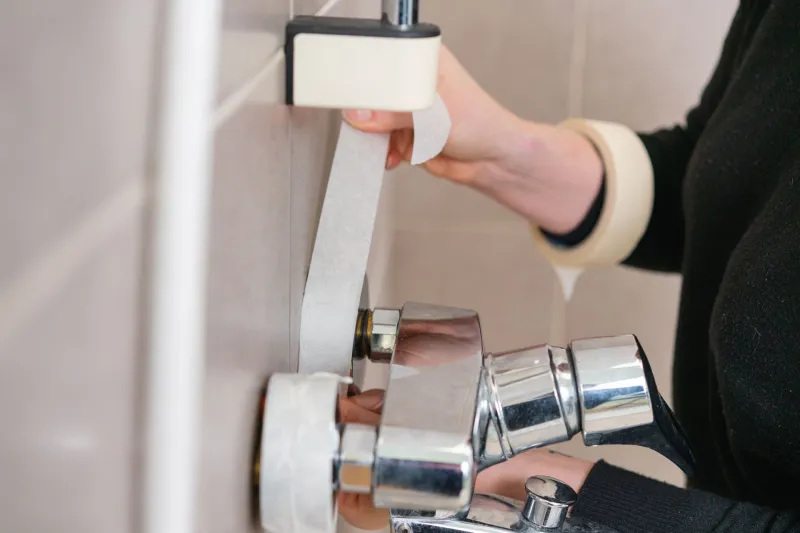zabezpieczenie elementów taśmą malarską