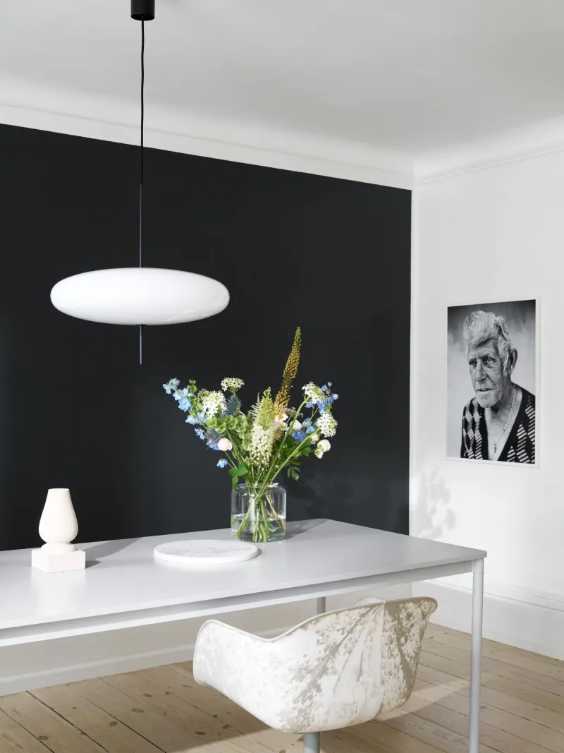 salon z czarną ścianą