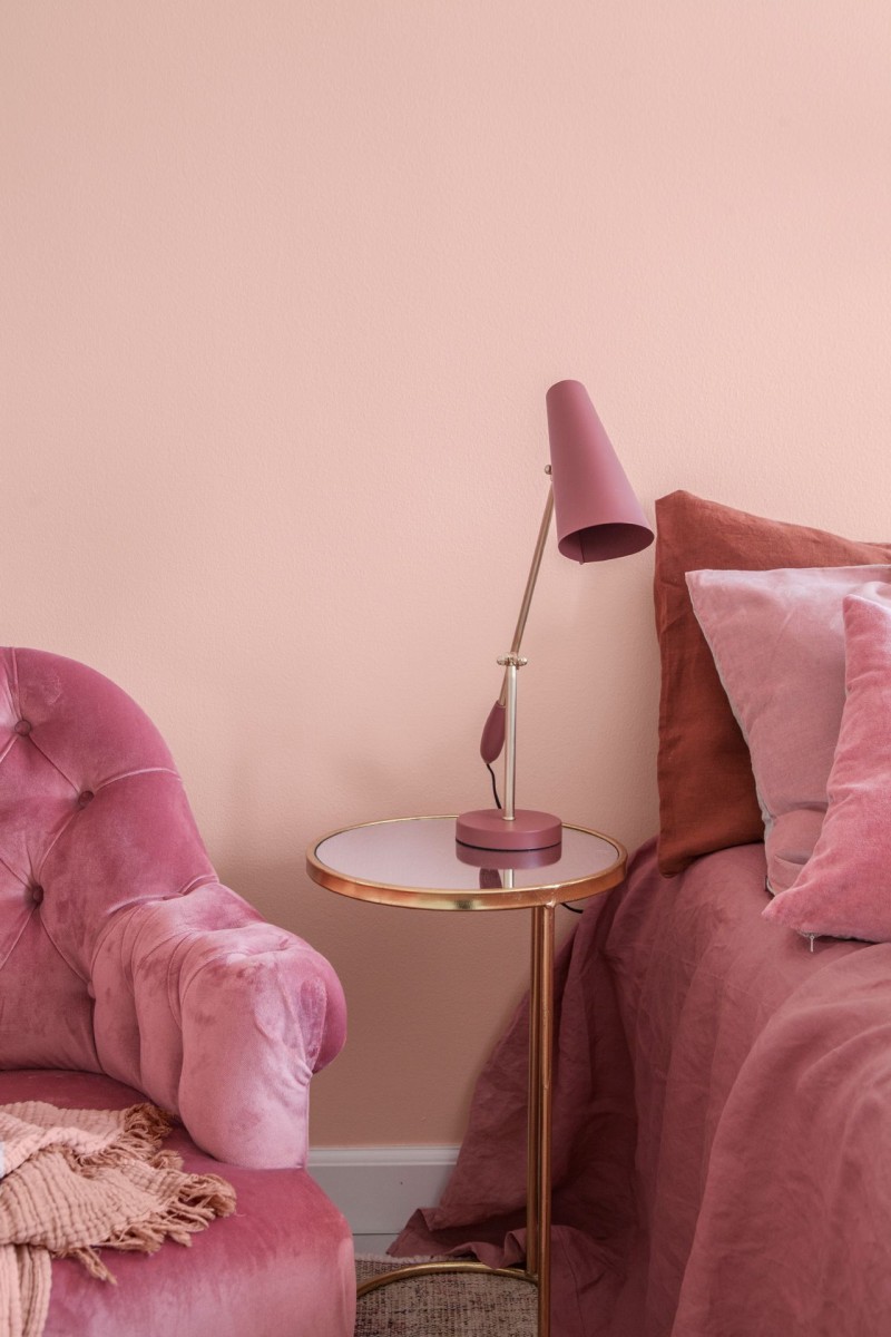 sypialnia monochromatyczna w tonacji różowej