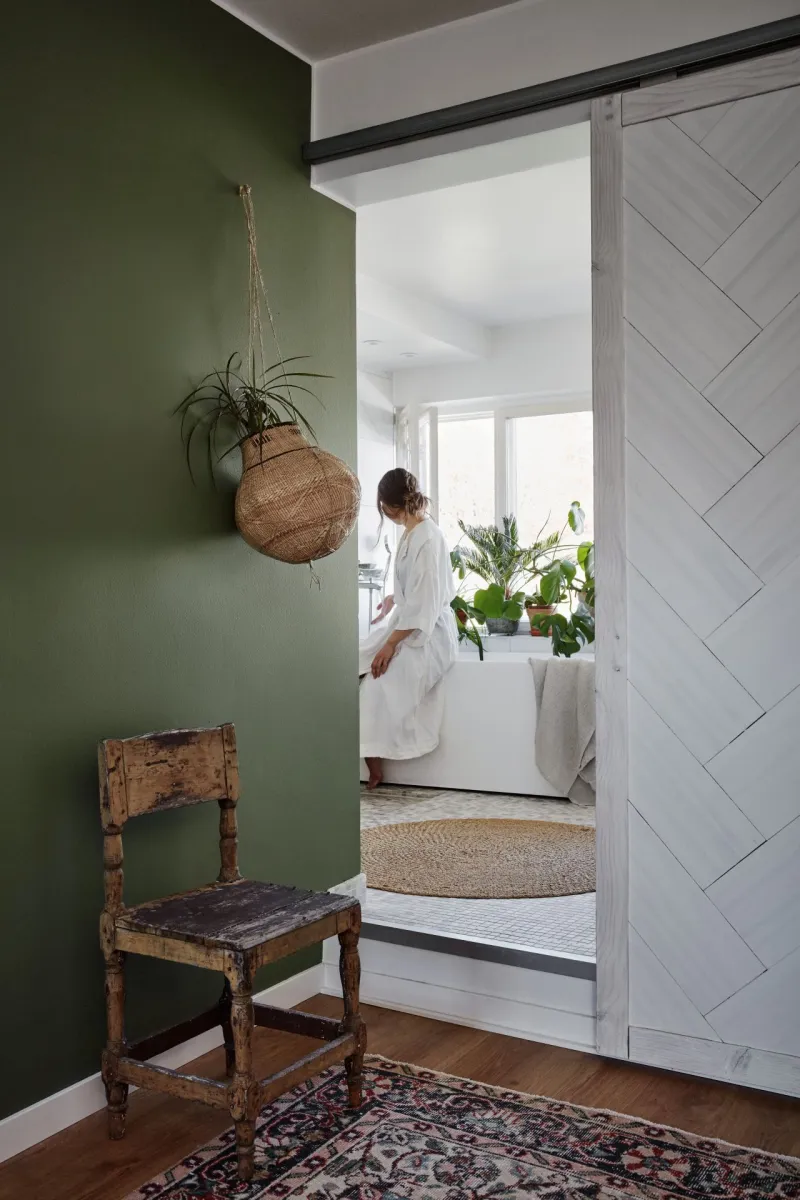 Naturalna paleta kolorów Bohemian w przedpokoju