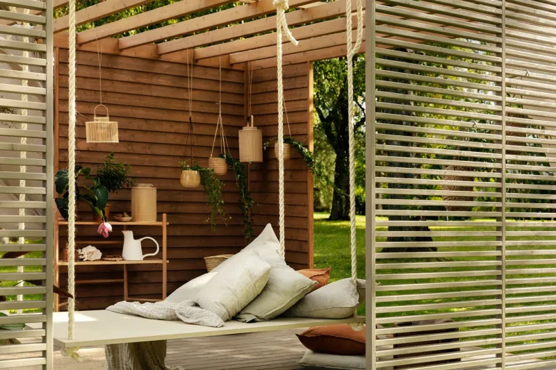 pergola ogrodowa w neutralnych kolorach
