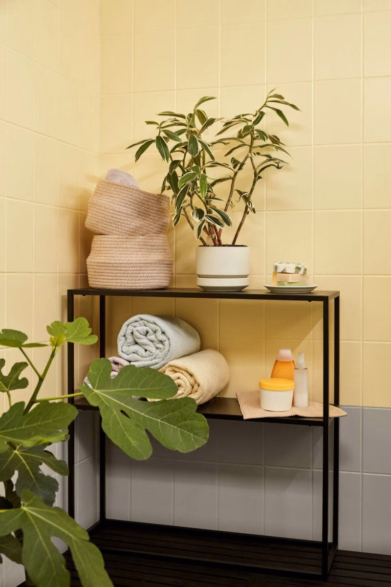 łazienka z kafelkami pomalowanymi farbą do płytek Tikkurila Luja Ceramic Tiles
