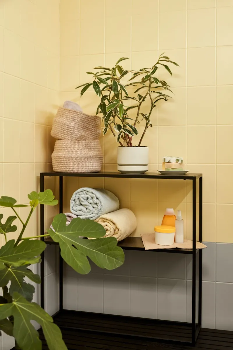 łazienka z kafelkami pomalowanymi farbą do płytek Tikkurila Luja Ceramic Tiles