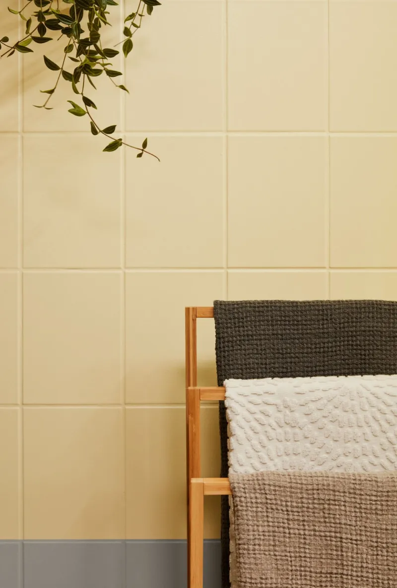 płytki w łazience pomalowane farbą do kafelków Tikkurila Luja Ceramic Tiles