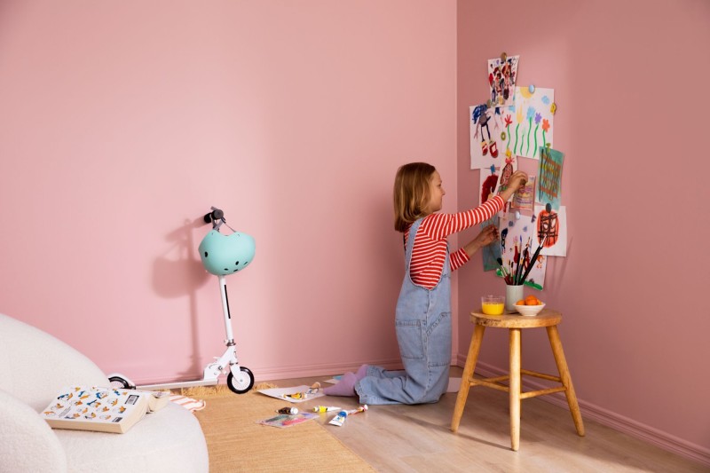 pokój dla dziecka w delikatnym różowym kolorze