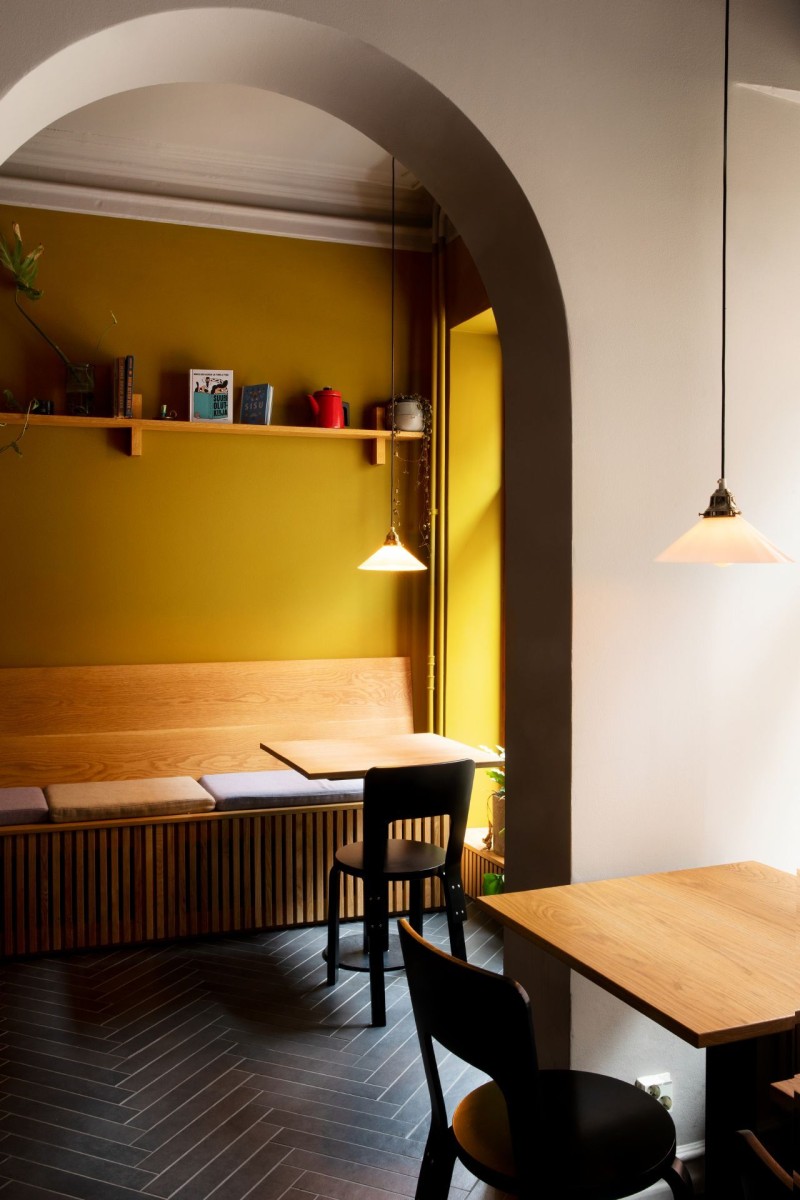 ściana w żółtym odcieniu w przytulnej restauracji